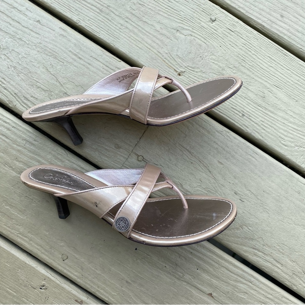 Cole Hann - Lovely cream color patent leather thong sandals with 2” heels, 9.5 - Picture 2 of 9
